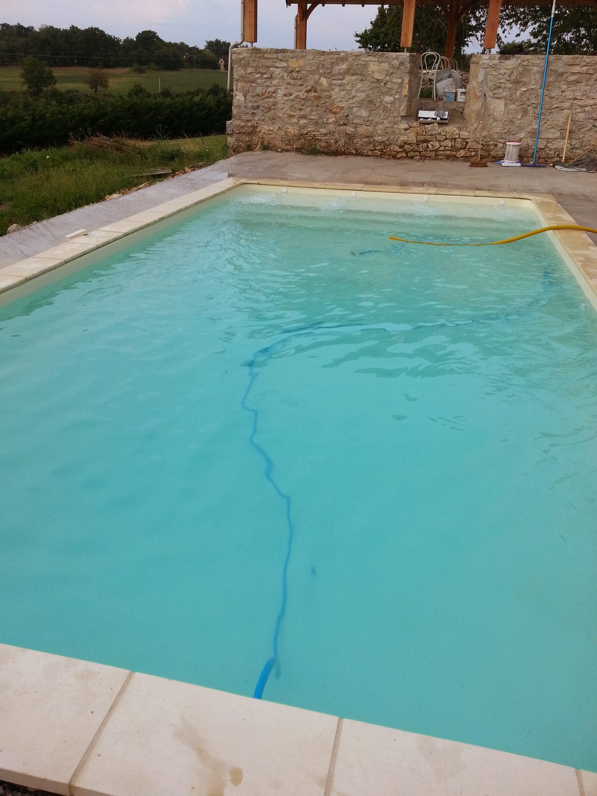 Terrasse en pierre du pays autour du bassin